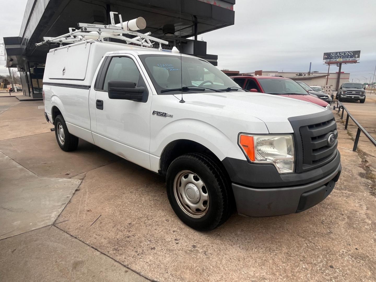 2010 WHITE FORD F-150 STX; XL; XLT STX 6.5-ft. Bed 2WD (1FTMF1CW7AK) with an 4.6L V8 SOHC 24V engine, 4-Speed Automatic transmission, located at 8101 E. Skelly Dr., Tulsa, OK, 74129, (918) 592-3593, 36.121891, -95.888802 - Photo#1